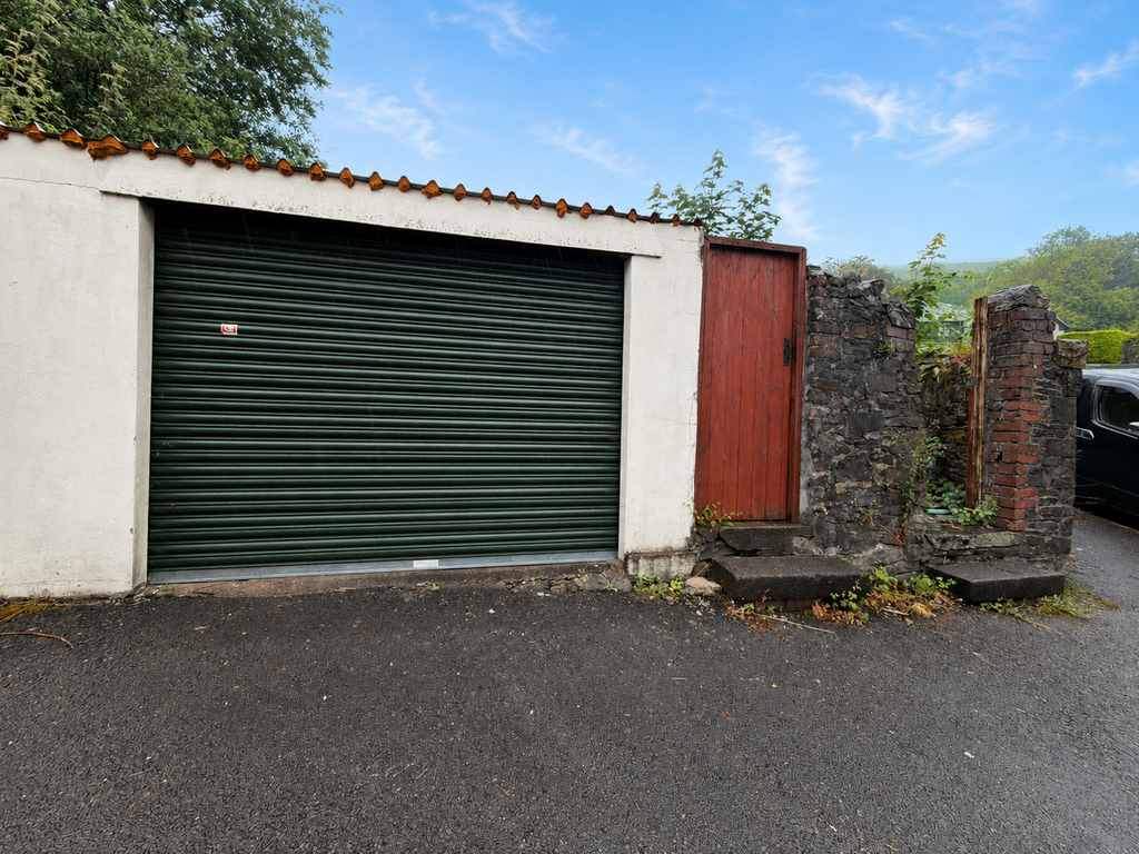 Property photo 3 of 25 Garage