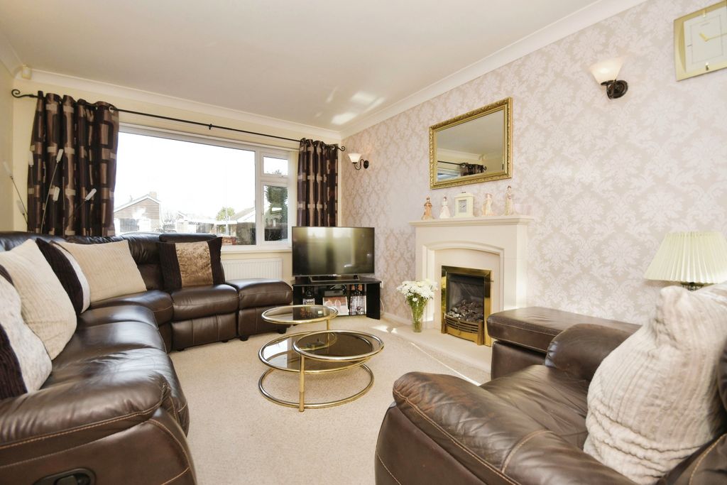 Property photo 2 of 17 Lounge