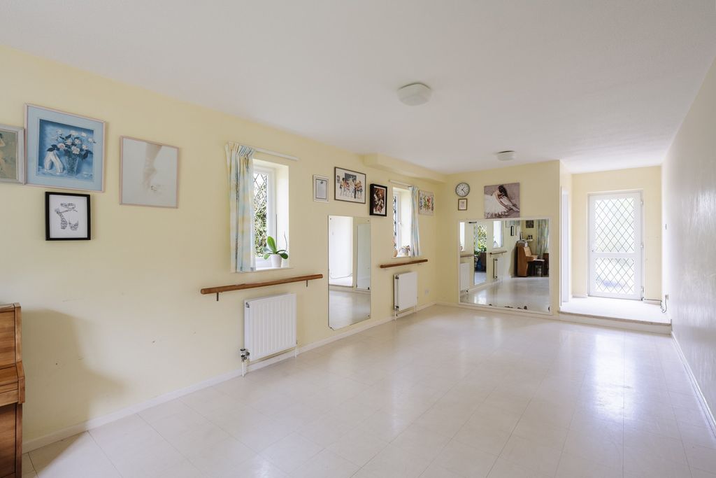 Property photo 3 of 36