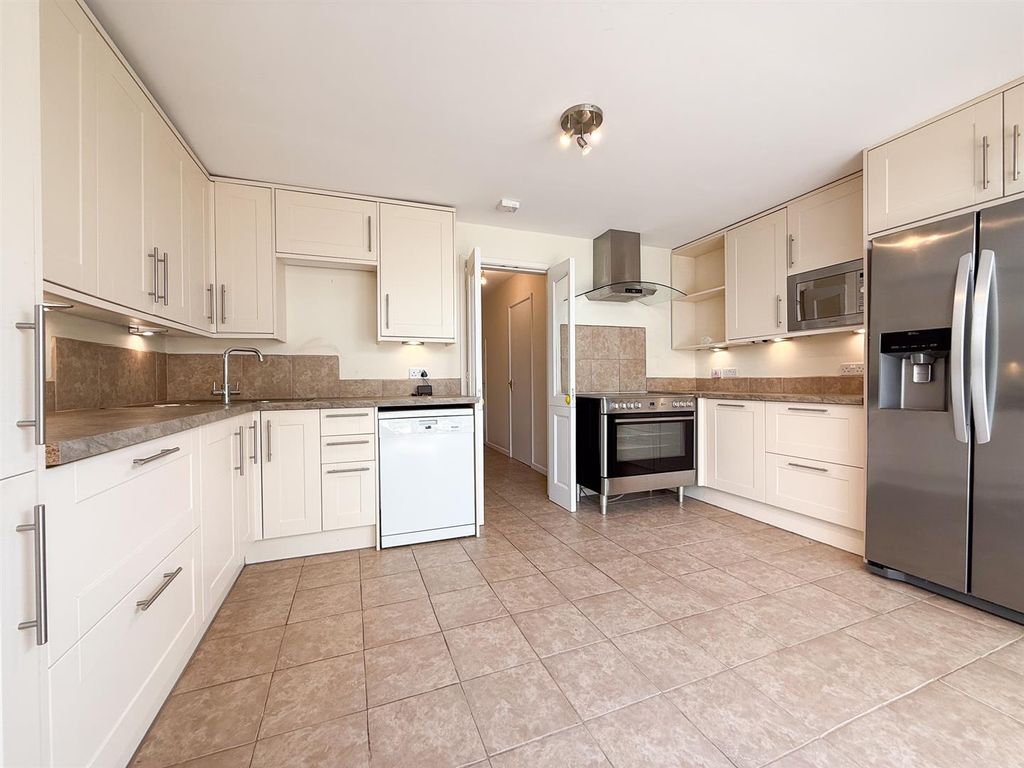 Property photo 3 of 11 Kitchen