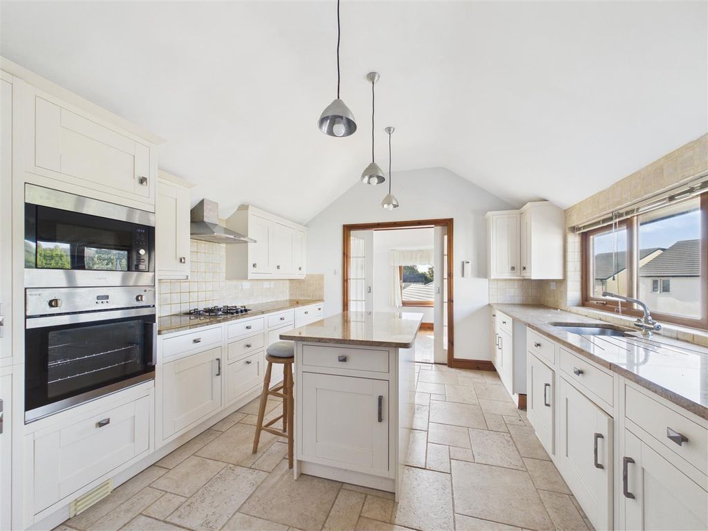 Property photo 3 of 33 Kitchen