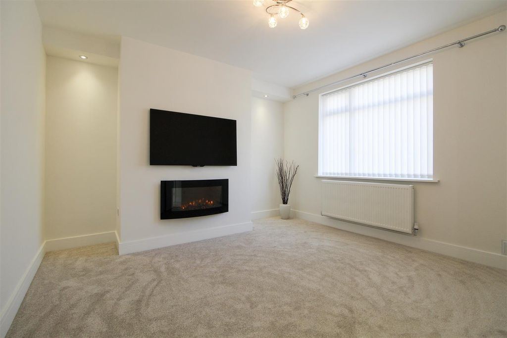 Property photo 2 of 32 Lounge