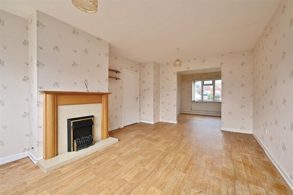 Property photo 3 of 16 5-Cowdray-Close-Tn394N (3).Jpg