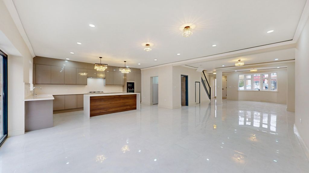 Property photo 2 of 17 4589971