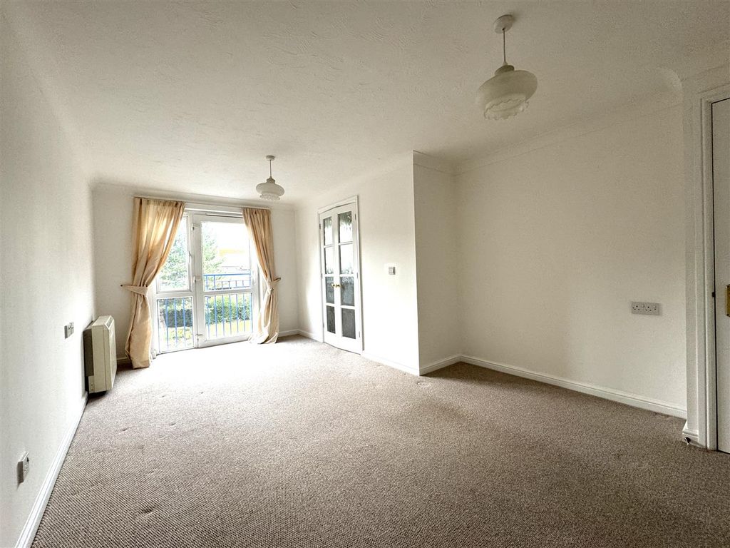 Property photo 2 of 11 Lounge