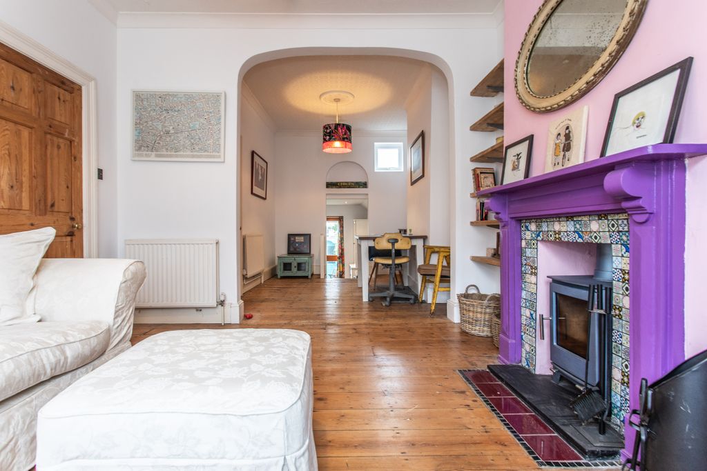 Property photo 3 of 28 19 Shaftesbury Road24