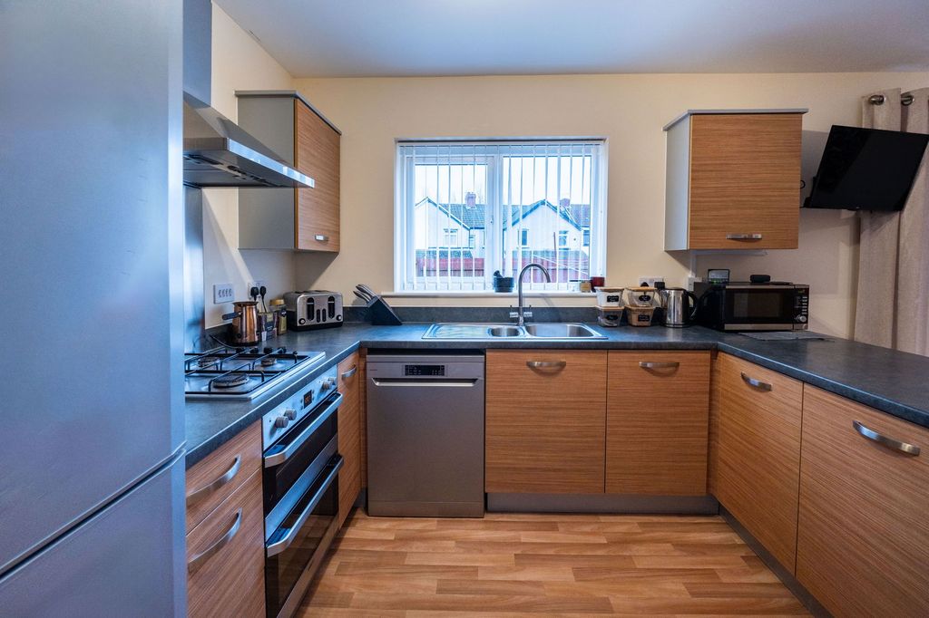 Property photo 2 of 34
