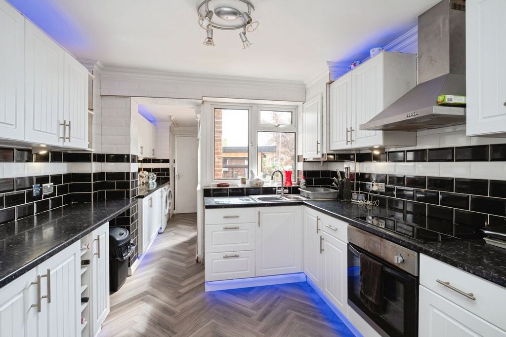 Property photo 3 of 18 Kitchen