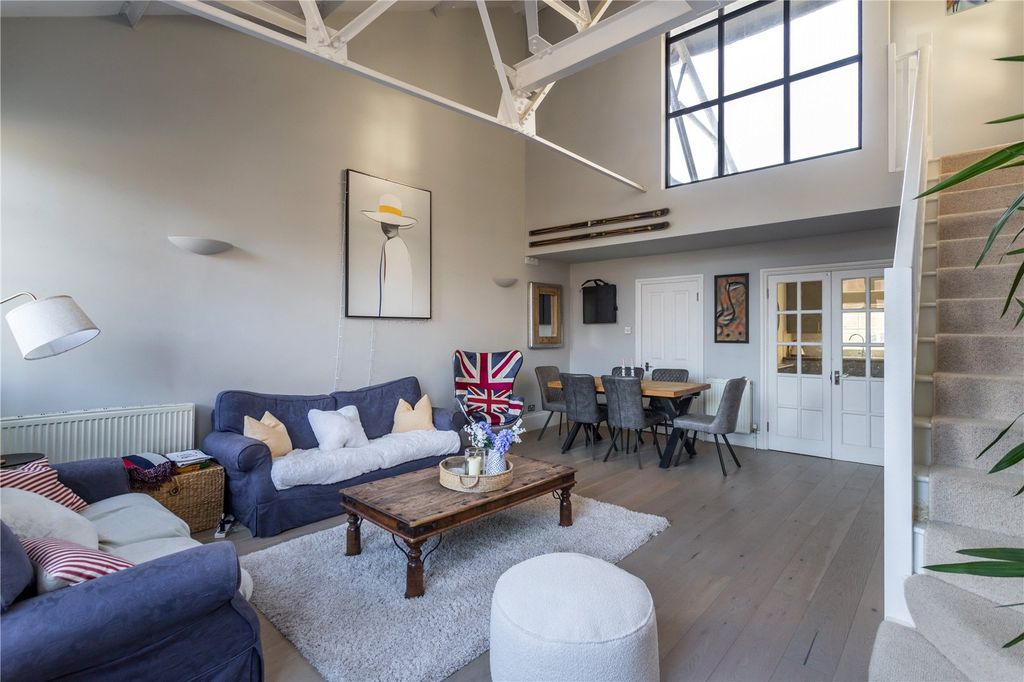 Property photo 2 of 39 House. Partnership