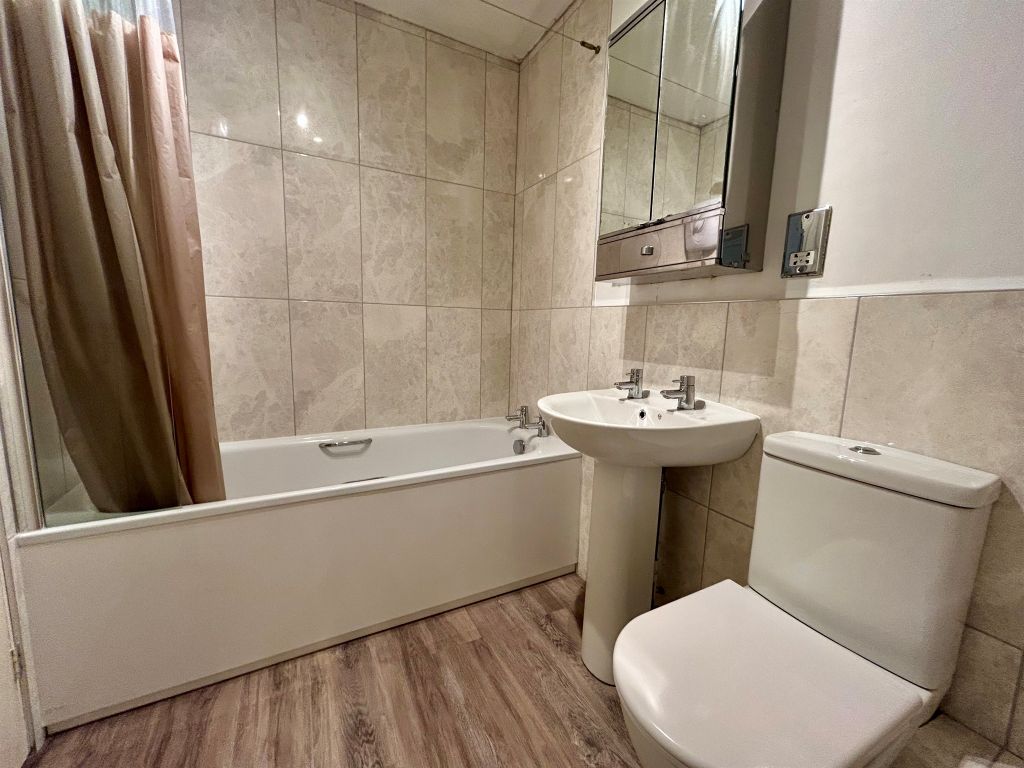 Property photo 1 of 10 Bathroom