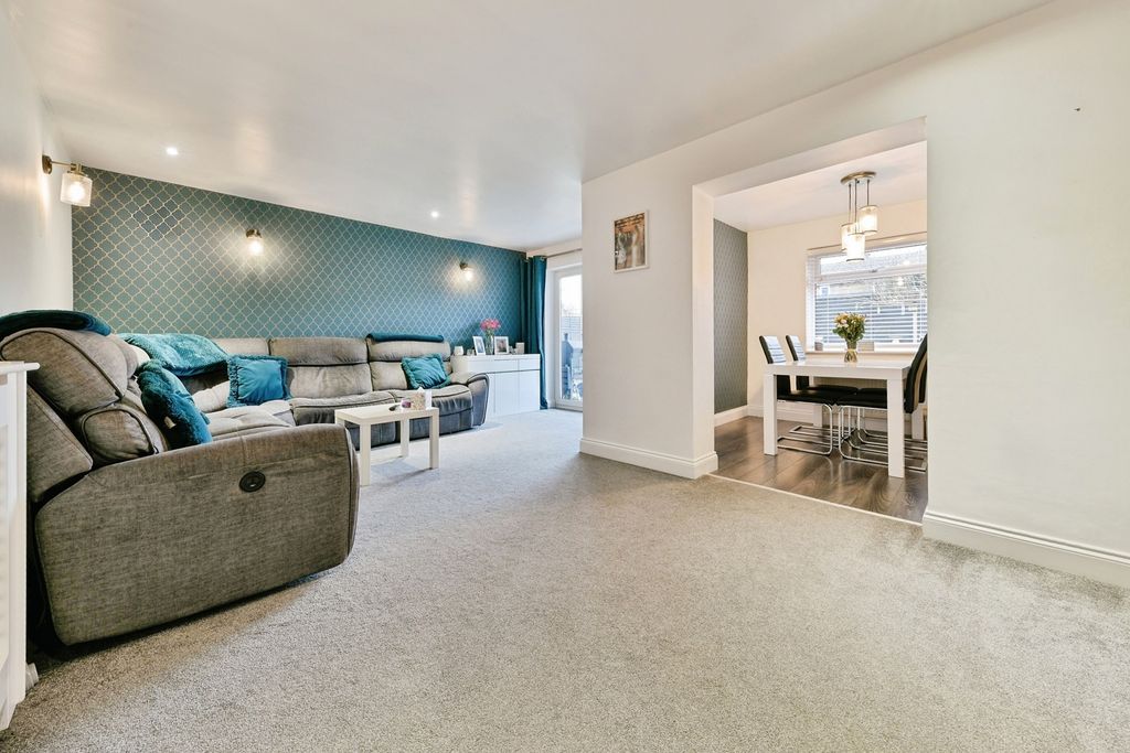 Property photo 2 of 20 Lounge