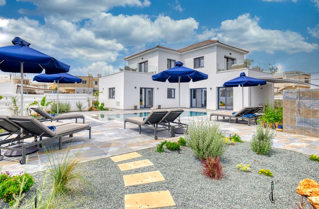 Property photo 1 of 12 Large Villa Example