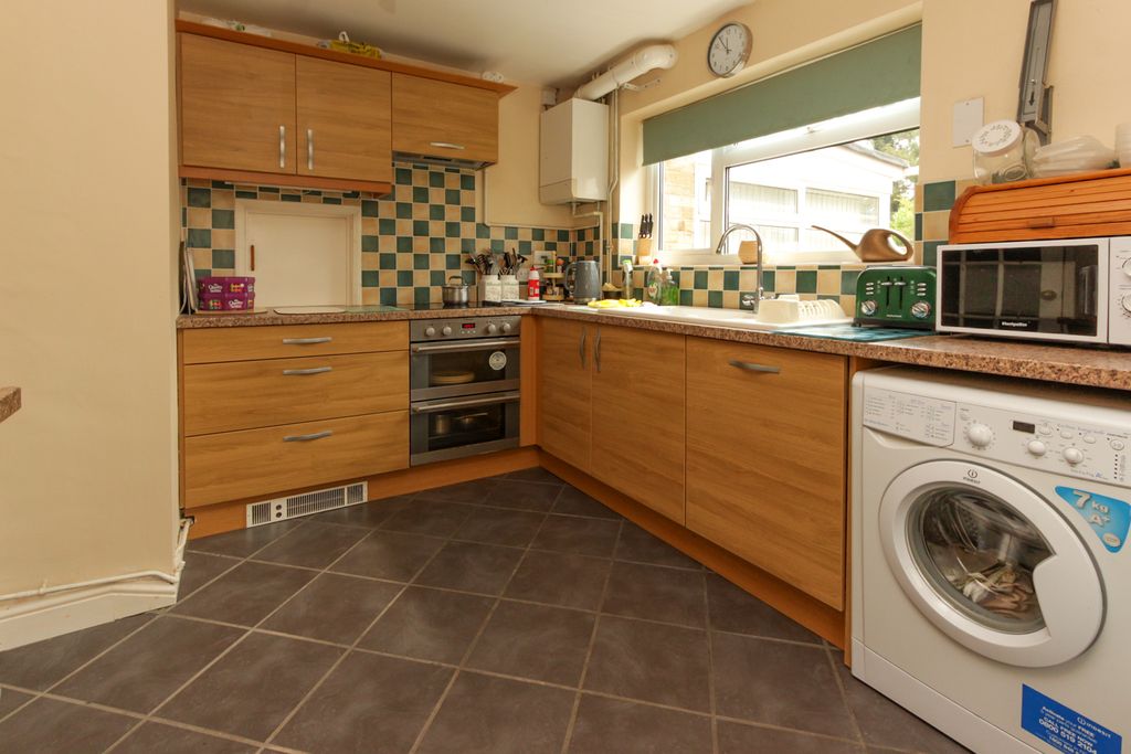 Property photo 2 of 10 Kitchen