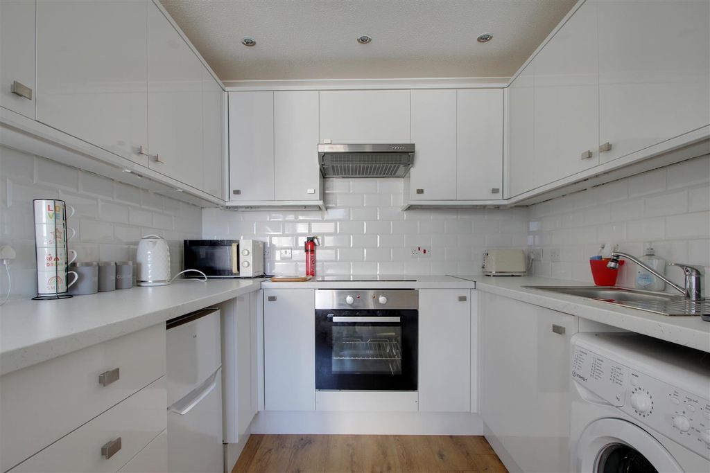 Property photo 3 of 12 Kitchen Area