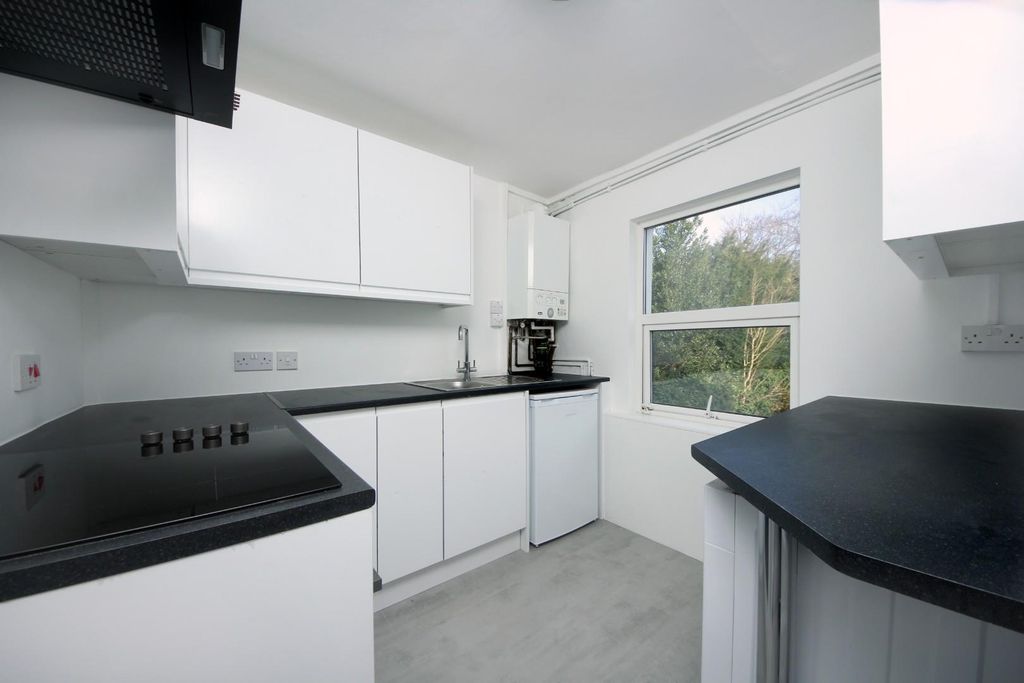 Property photo 3 of 7 Gv- F2 - 17 Rosemont Rd (4).Jpg