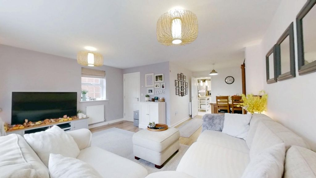 Property photo 3 of 12 Lounge