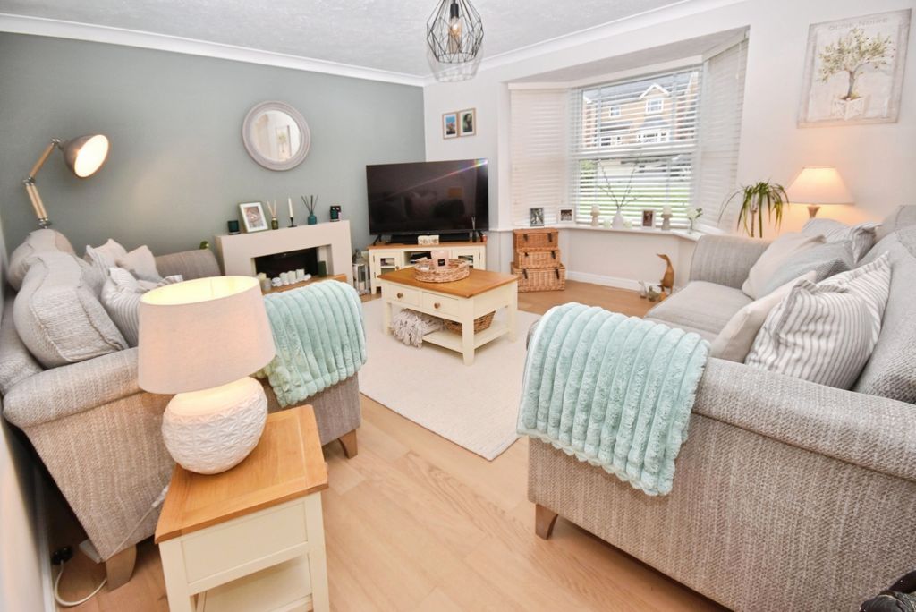 Property photo 3 of 18 Lounge