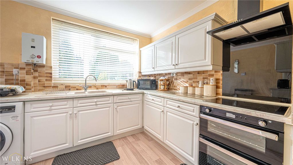 Property photo 2 of 37 Picture No. 11