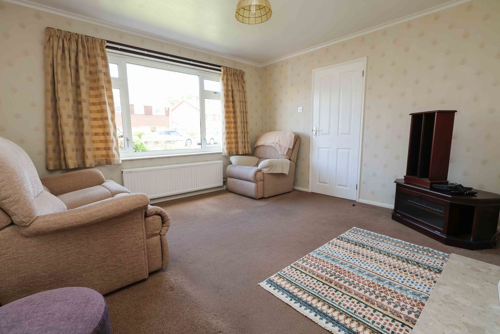 Property photo 2 of 18 Sitting Room