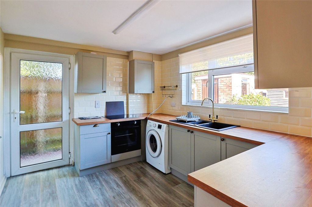 Property photo 3 of 19 Kitchen