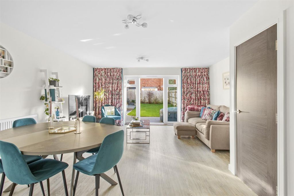 Property photo 2 of 17 7 Farmers Way, Hp27 9Ew-1.Jpg