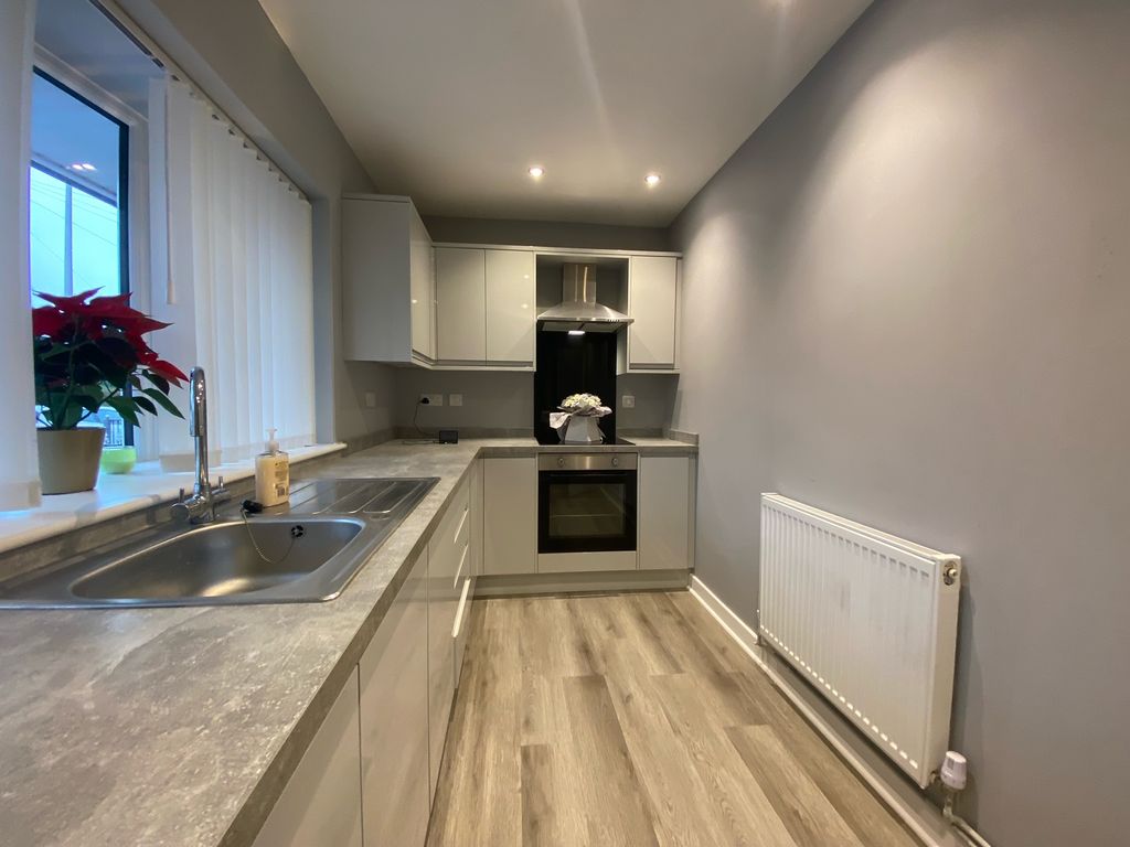 Property photo 3 of 10 Kitchen