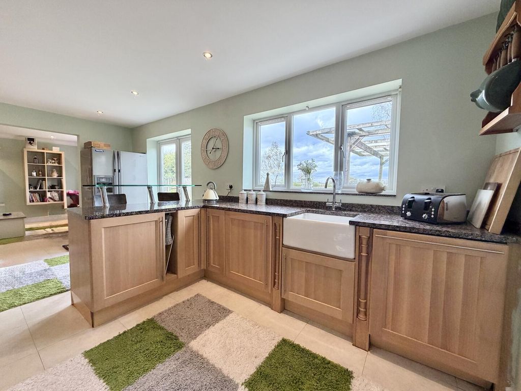 Property photo 2 of 35 Kitchen/Diner