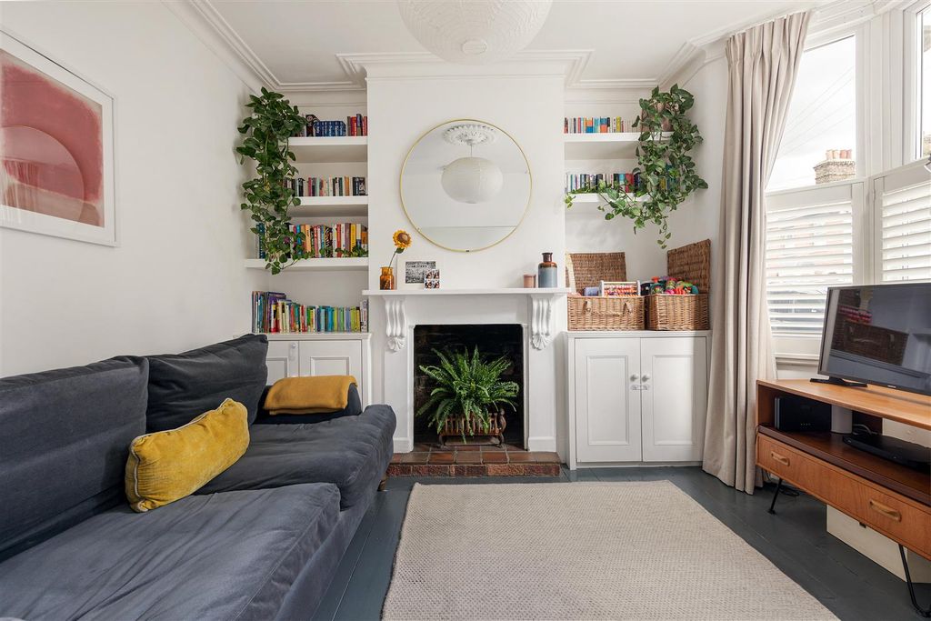 Property photo 2 of 27 Springfield Road E17