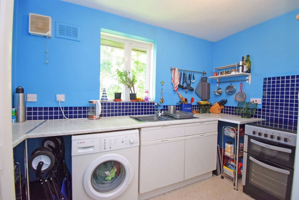 Property photo 3 of 10 Kitchen