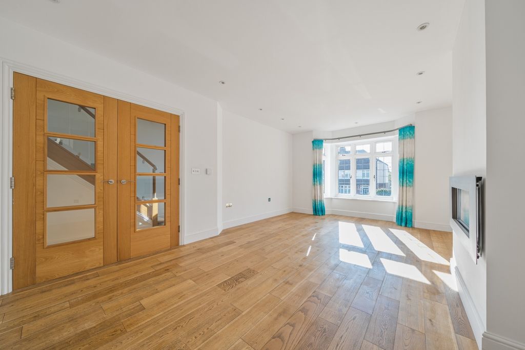 Property photo 2 of 23 1361869-19-68dc46...