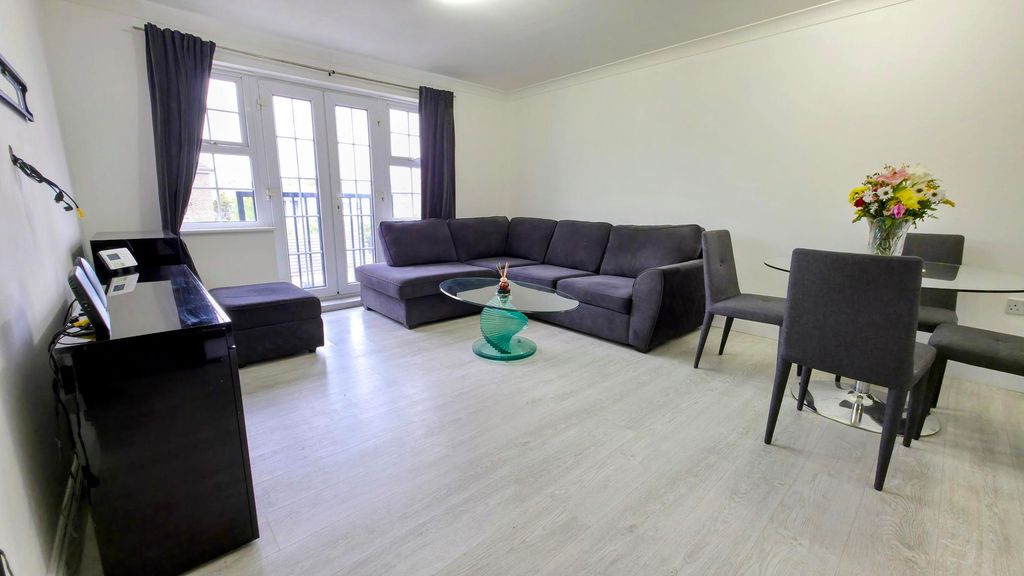 Property photo 1 of 20 Lounge
