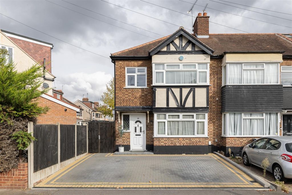 Property photo 3 of 37 Brackley Square, Ig8