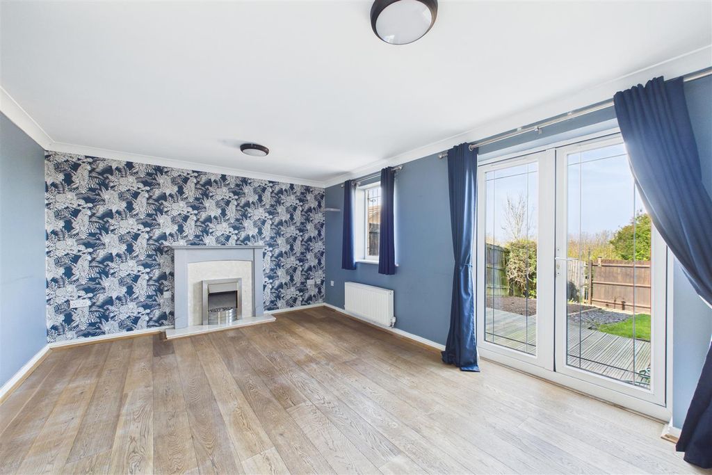 Property photo 3 of 13 Lounge