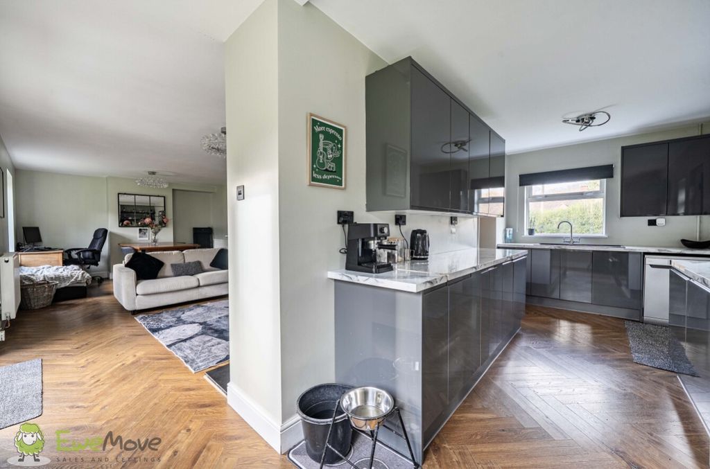 Property photo 3 of 16 Kitchen Breakfast Room