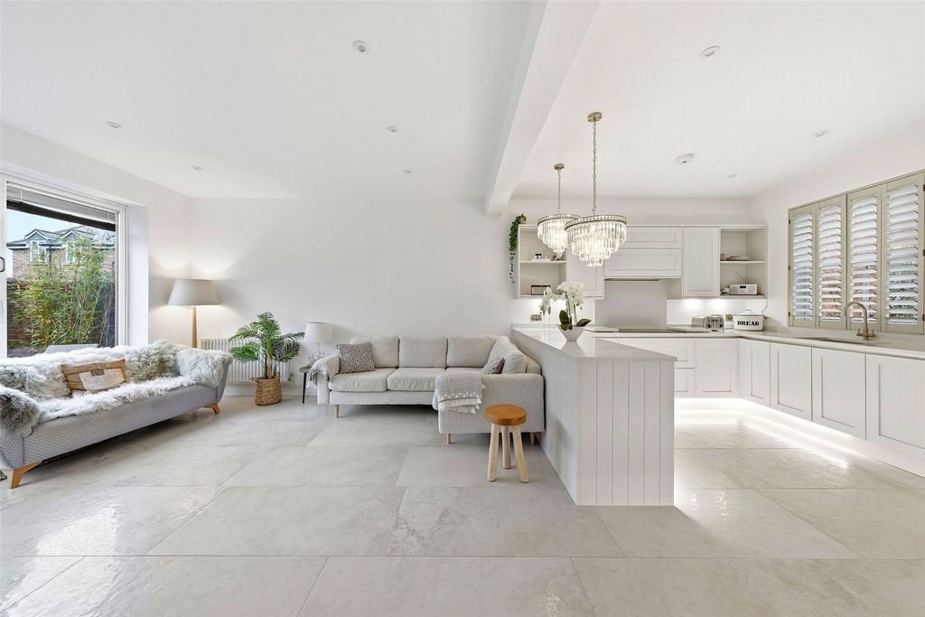 Property photo 2 of 22 Living/Kitchen