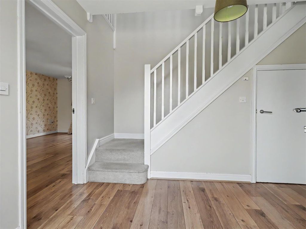 Property photo 2 of 21 Entrance Hall