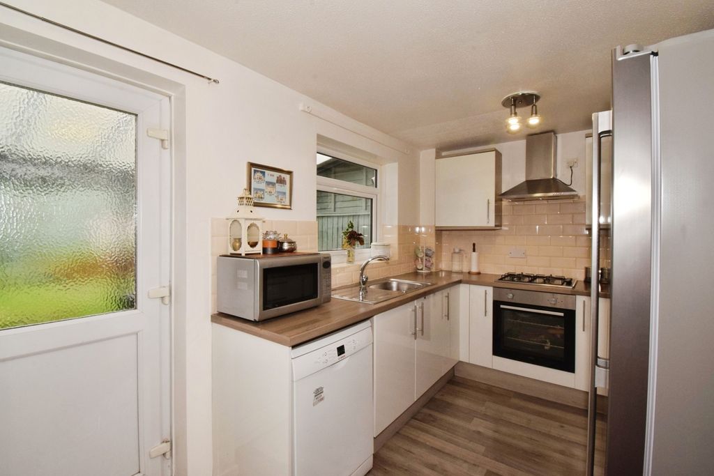 Property photo 3 of 17 Kitchen
