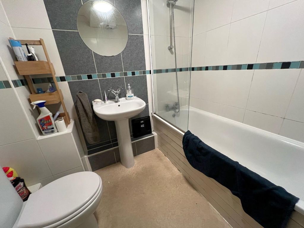 Property photo 3 of 6 Bathroom.Jpg