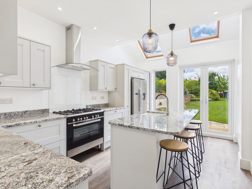 Property photo 2 of 31 Abington Park Crescent