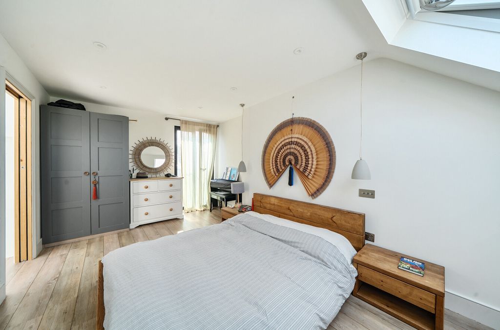 Property photo 2 of 18 1320745-15-687A26...