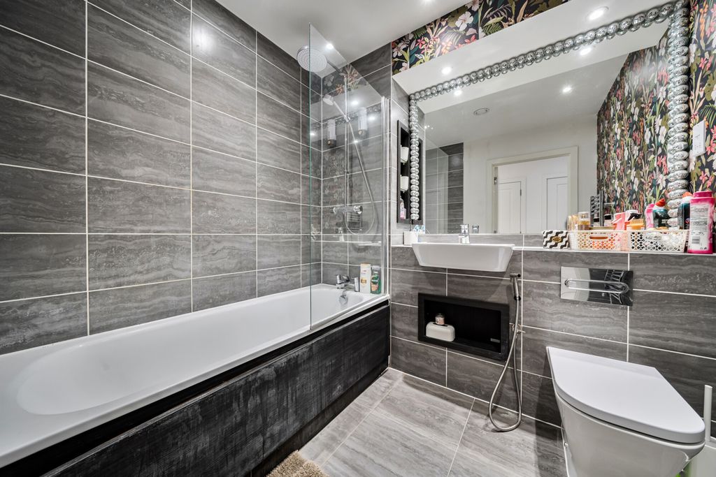 Property photo 3 of 20 Bathroom