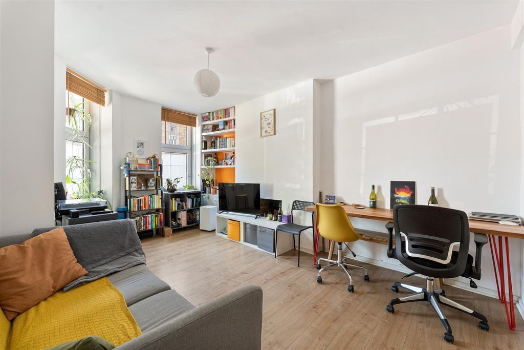 Property photo 2 of 27 London Fields, E8