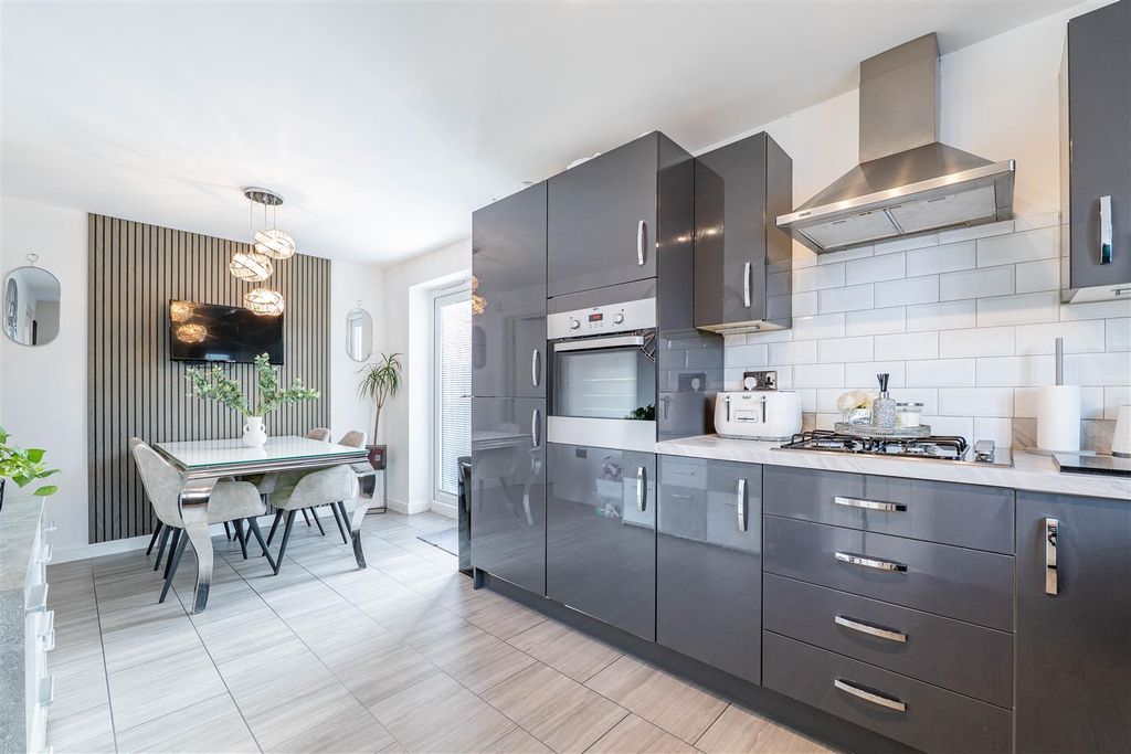 Property photo 3 of 33 Kitchen/Dining Room