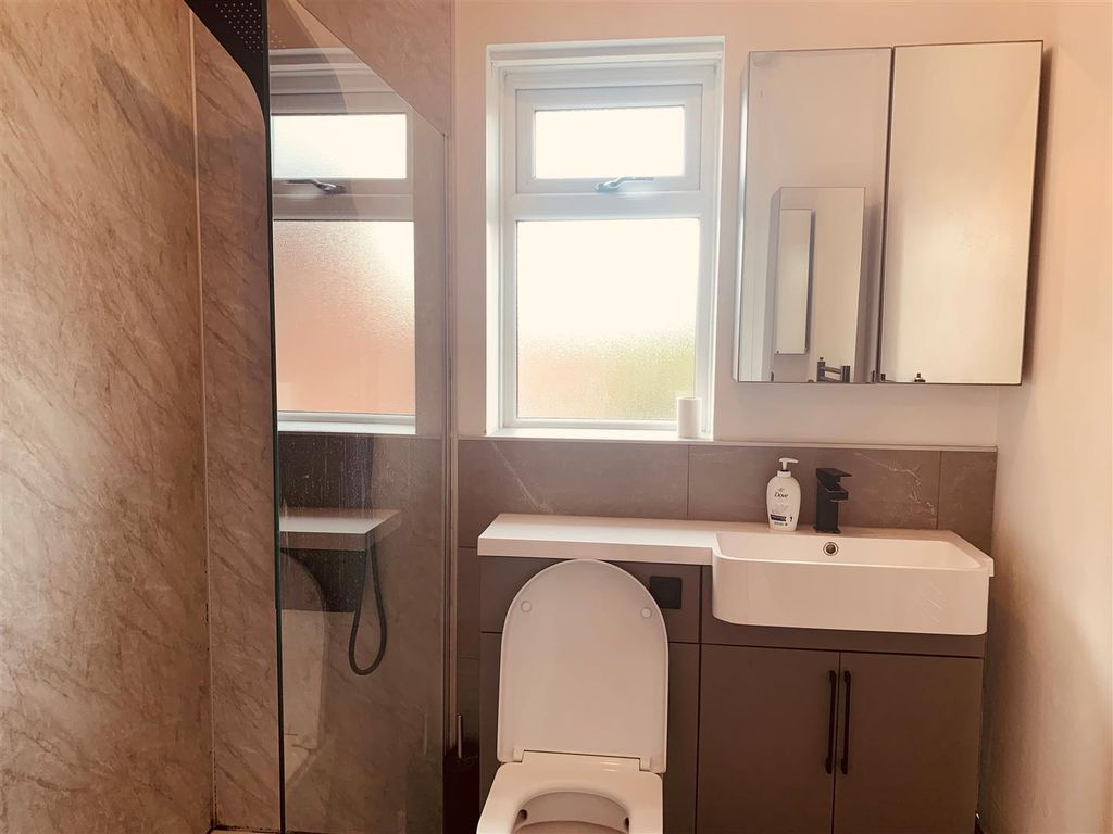 Property photo 1 of 9 Bathroom.Jpg