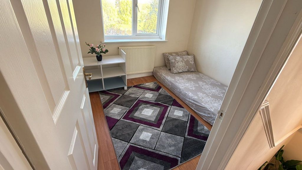 Property photo 1 of 3 Room To Let In Shared House- Dagenham