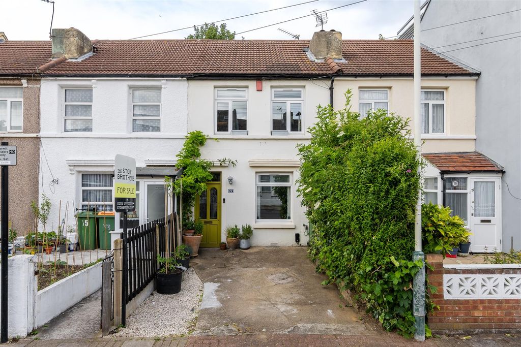 Property photo 2 of 27 Stafford Road E7