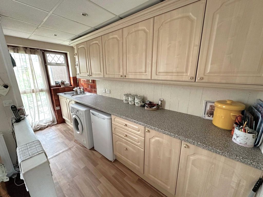 Property photo 2 of 17 Kitchen