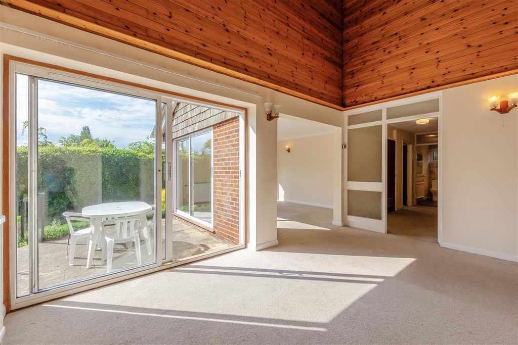 Property photo 2 of 23 8690525-Interior02.Jpg