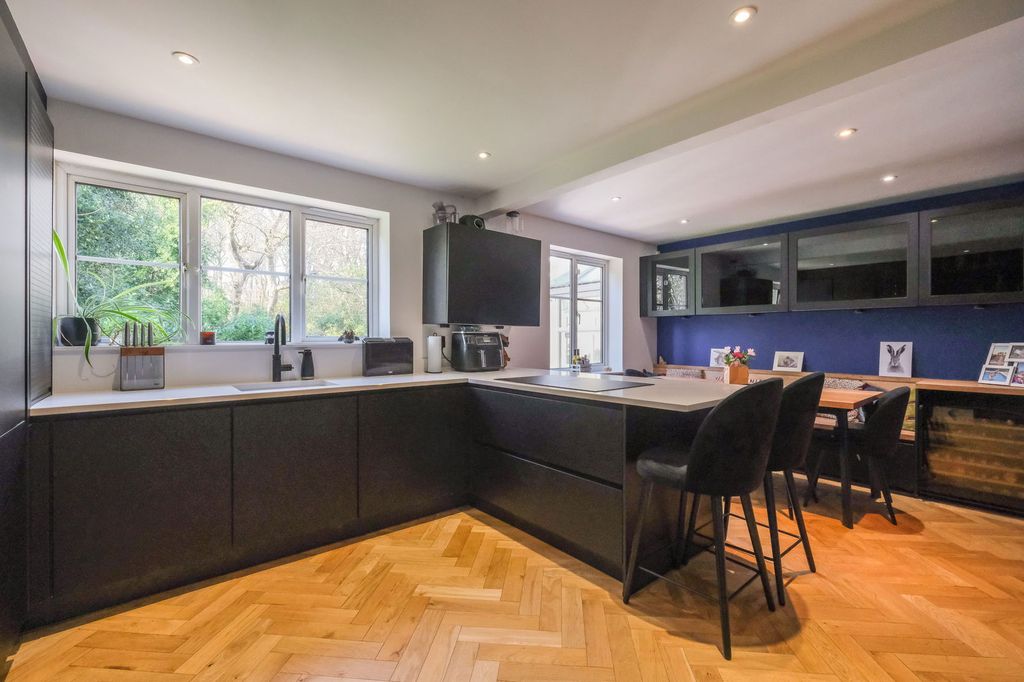 Property photo 2 of 27