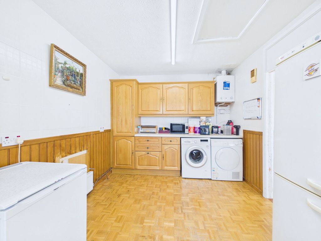 Property photo 3 of 17 Kitchen